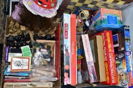 A QUANTITY OF ASSORTED TOYS AND GAMES ETC., to include boxed Hornby Railways OO gauge G.W.R.