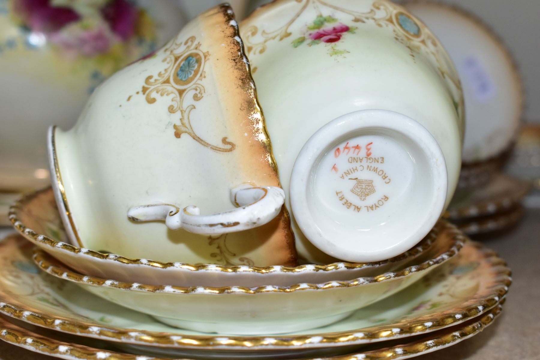 A VINTAGE ROYAL ALBERT CROWN CHINA TWENTY FIVE PIECE PART TEA SET, comprising two cake plates, seven - Image 2 of 7