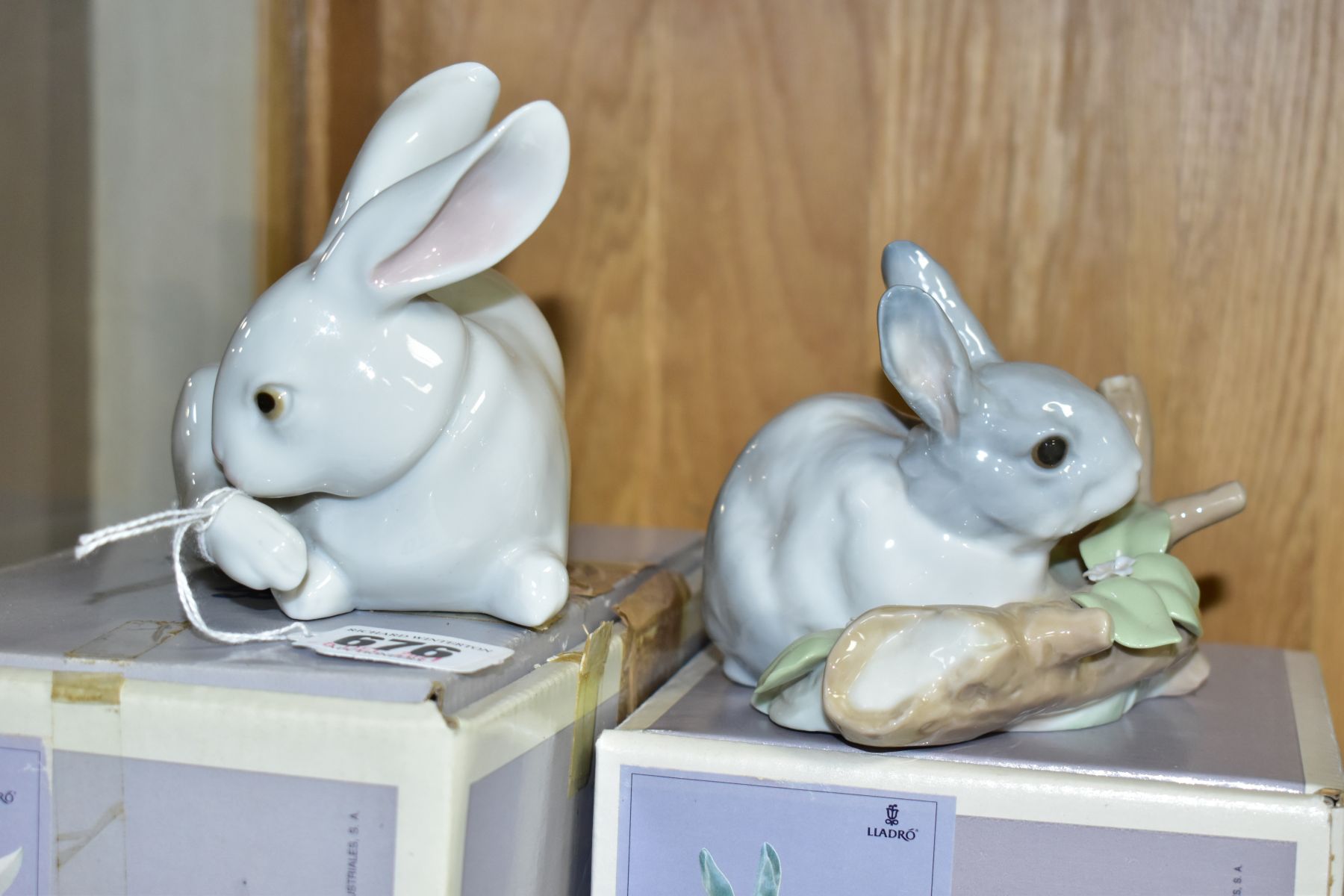 TWO BOXED LLADRO RABBIT FIGURES, comprising Preening Bunny 05906 by Fulgencio Garcia, height 10cm, - Image 4 of 5