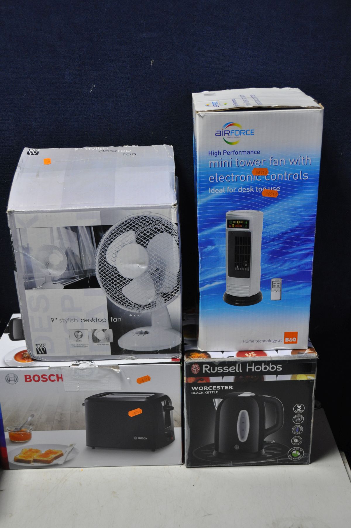 A SELECTION OF ELECTRICAL ITEMS to include Carlton 14in floor fan, 9in desk fan, Airforce mini tower - Image 2 of 4