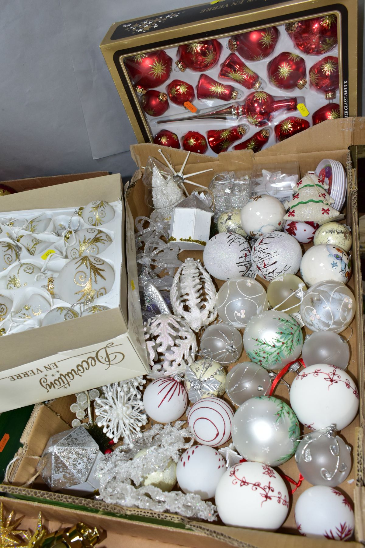 THREE BOXES AND LOOSE CHRISTMAS DECORATIONS, to include two boxed Christmas ornament sets (red/ - Image 3 of 8