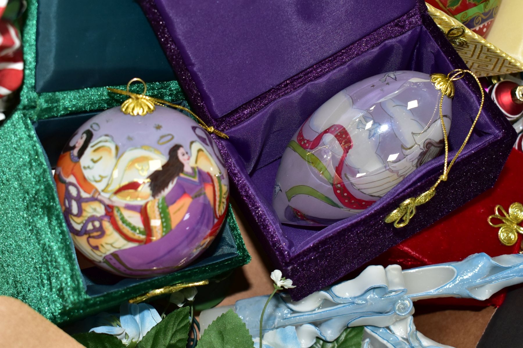 TWO BOXES OF CHRISTMAS DECORATIONS, contemporary or late 20th Century, to include glass and - Image 5 of 10