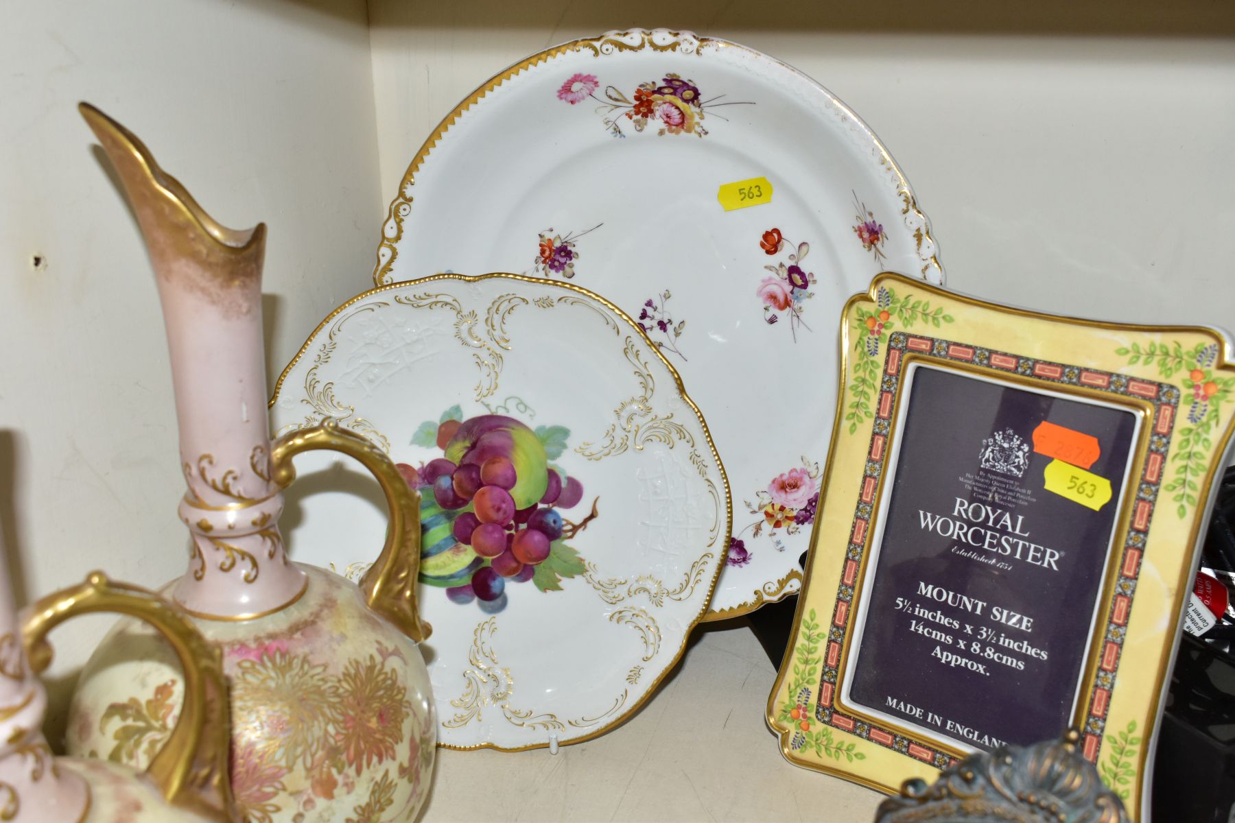 A GROUP OF CERAMICS AND SUNDRY ITEMS, including a cream Le Creuset Grand 1.3l stoneware teapot, a - Image 10 of 12