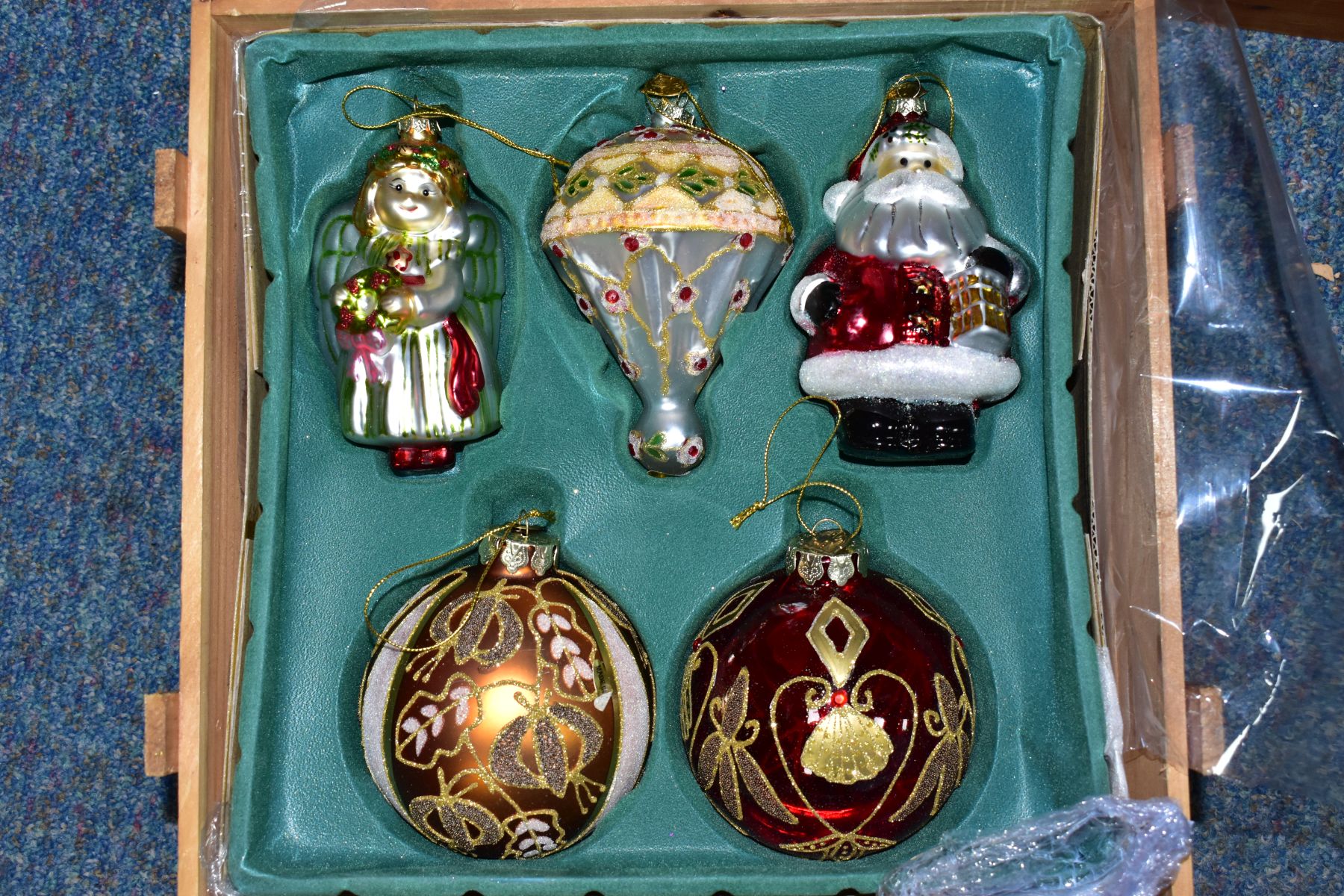 TWO BOXED SETS AND LOOSE THOMAS PACCONI BLOWN GLASS CHRISTMAS ORNAMENTS, comprising two free - Image 4 of 19