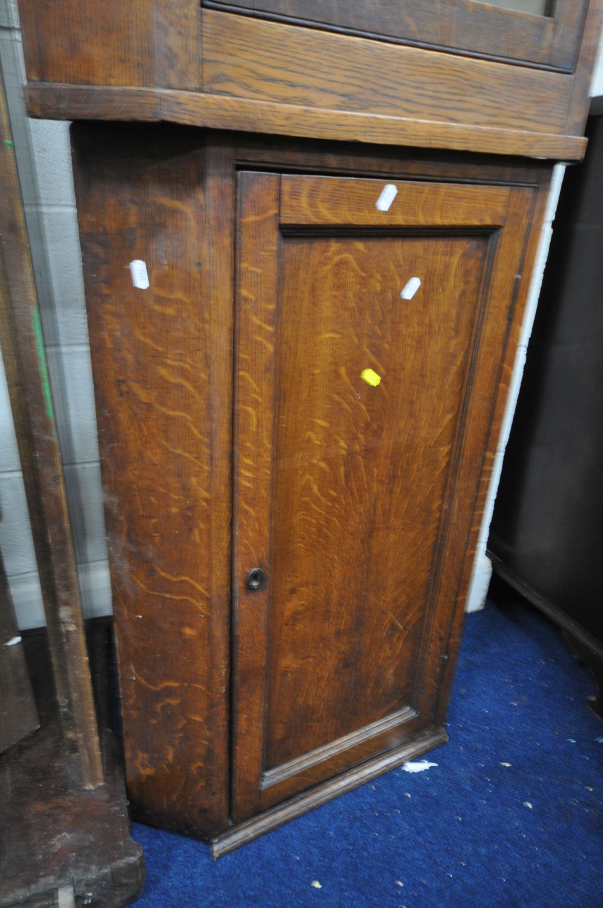 A GEORGIAN OAK WAVY ASTRAGAL GLAZED HANGING CORNER CUPBOARD, width 72cm x depth 45cm x height - Image 3 of 3