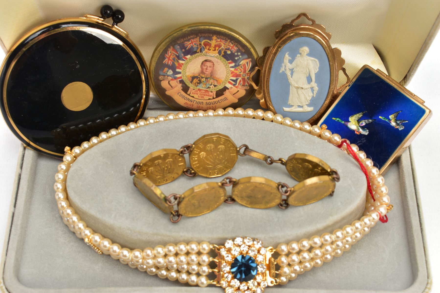 A TRAY OF ASSORTED ITEMS, to include a boxed imitation pearl necklace fitted with a yellow metal - Image 3 of 4