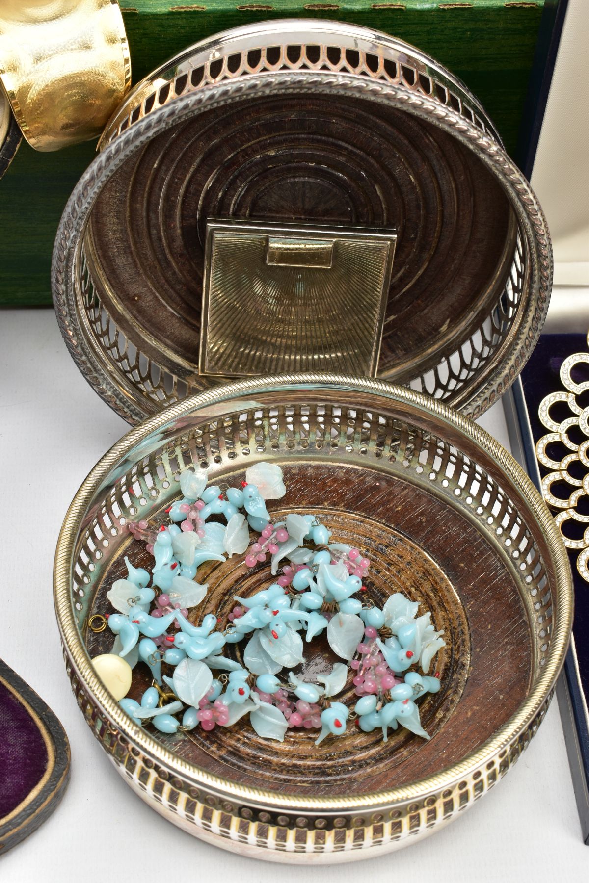 A BOX OF ASSORTED ITEMS, to include a silver handled manicure set encased in its original box, - Image 2 of 10
