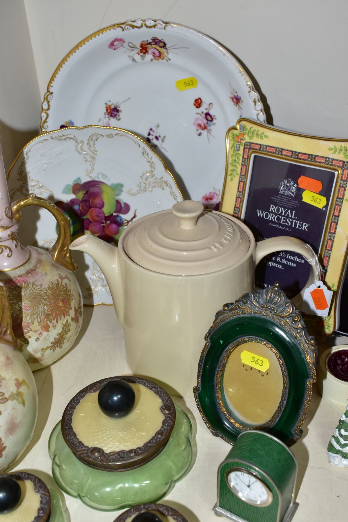 A GROUP OF CERAMICS AND SUNDRY ITEMS, including a cream Le Creuset Grand 1.3l stoneware teapot, a - Image 8 of 12