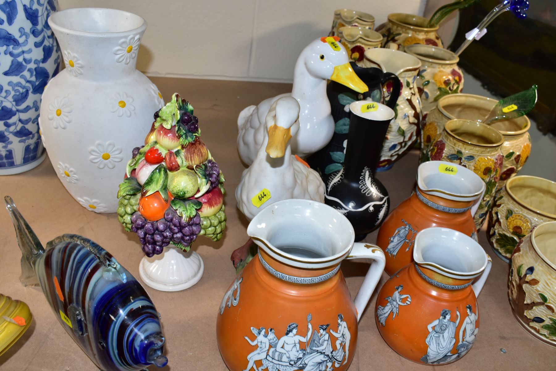 A QUANTITY OF DECORATIVE CERAMICS AND GLASSWARE, MOSTLY MID TO LATE 20TH CENTURY, including three - Image 21 of 23