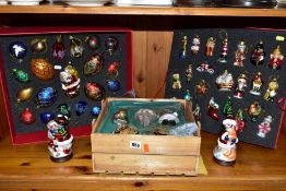 TWO BOXED SETS AND LOOSE THOMAS PACCONI BLOWN GLASS CHRISTMAS ORNAMENTS, comprising two free