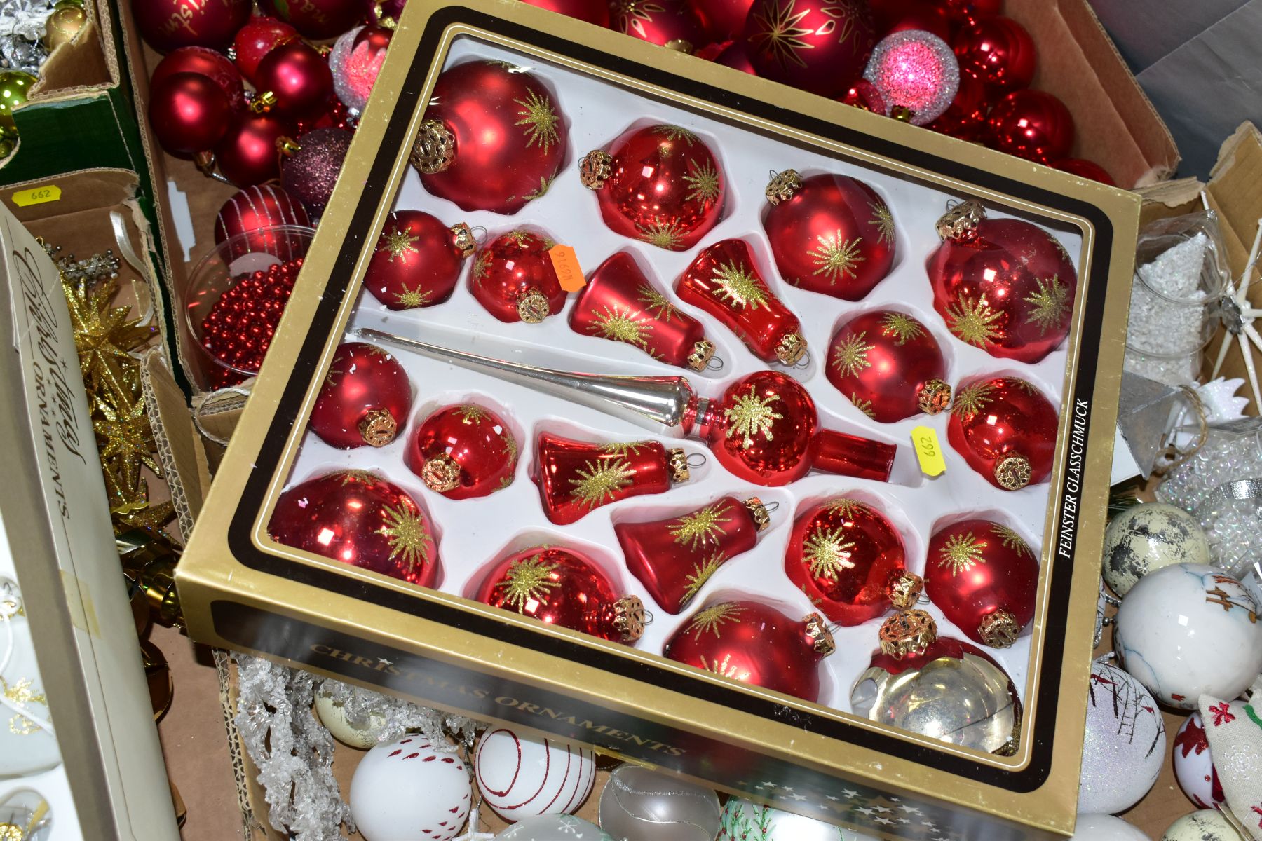 THREE BOXES AND LOOSE CHRISTMAS DECORATIONS, to include two boxed Christmas ornament sets (red/ - Image 7 of 8