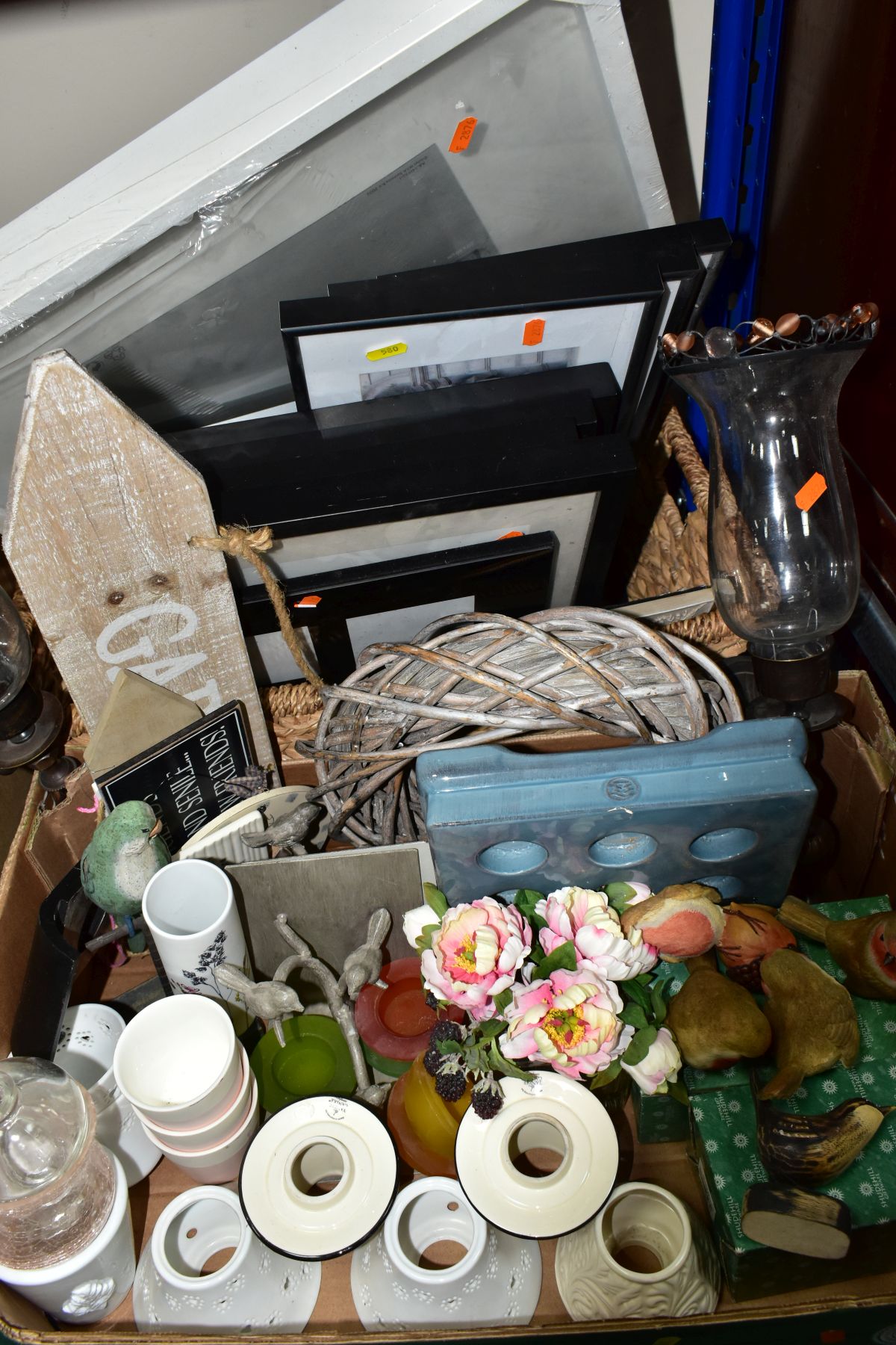 THREE BOXES OF ORNAMENTS, DIGITAL CAMERA, RECORDS, PICTURE FRAMES, HOME DECOR AND SUNDRY ITEMS, to - Image 7 of 10