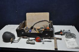 A TRAY CONTAINING VARIOUS TOOLS to include chisels, screwdrivers, vintage Stanley No803 hand drill