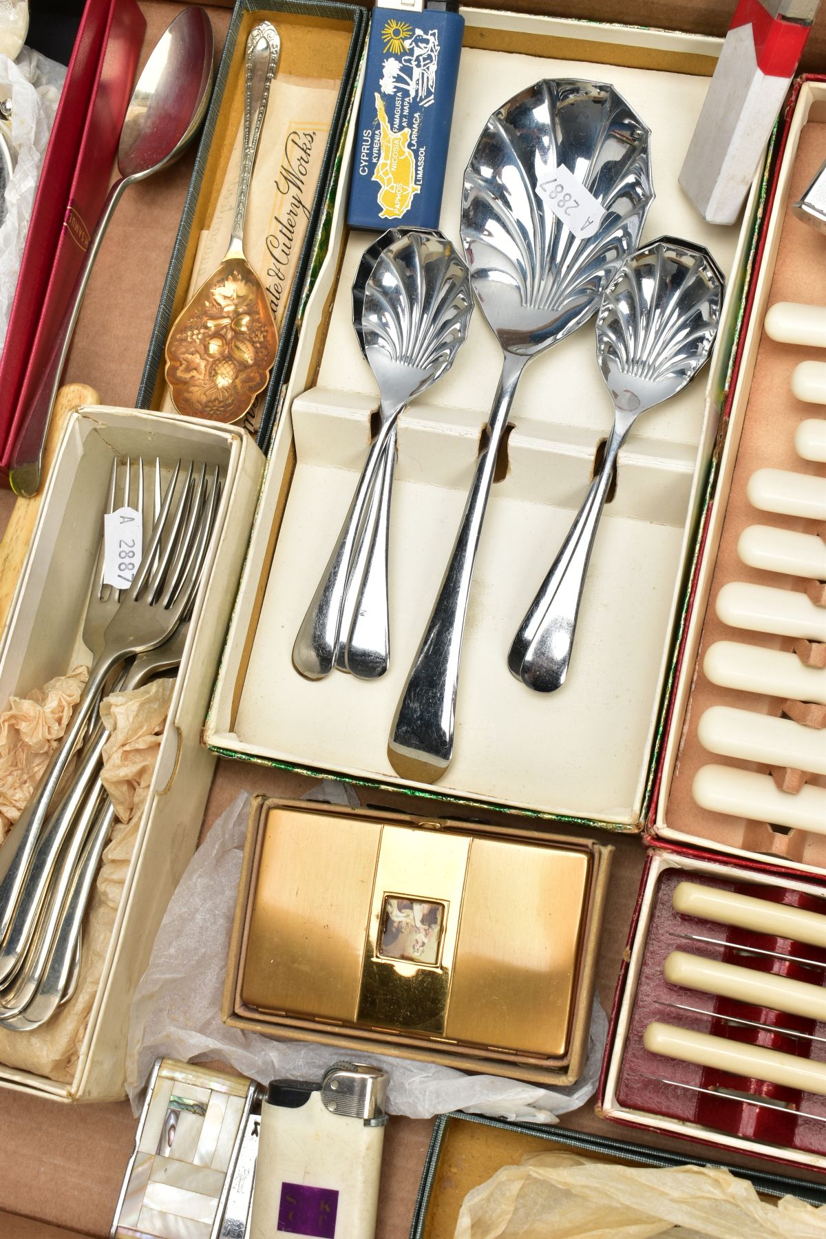 A SELECTION OF CUTLERY AND OTHER ITEMS, to include coasters with stand, set of six knives and - Image 4 of 4