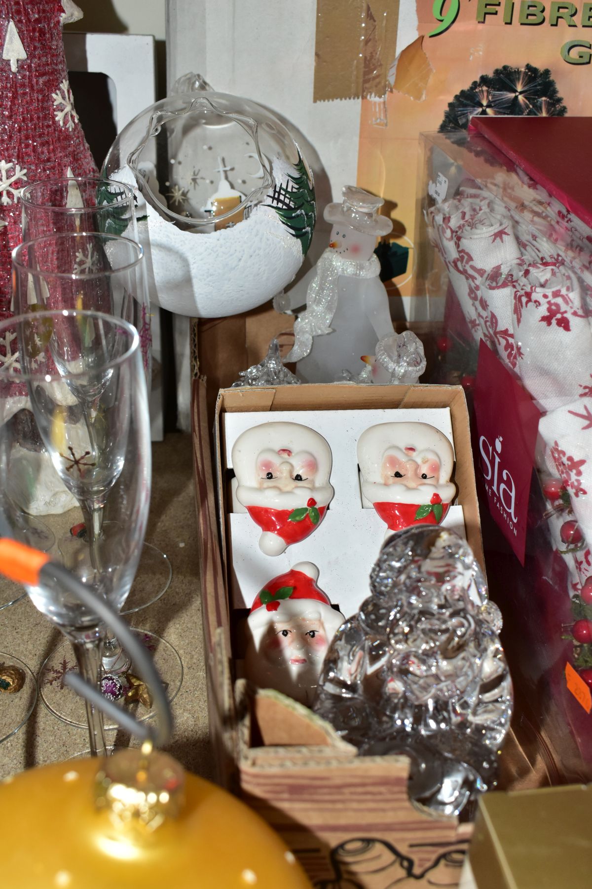 TWO BOXES AND LOOSE CHRISTMAS ORNAMENTS, to include a boxed Harrods limited edition Christmas - Image 7 of 8