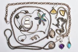A SELECTION OF SILVER JEWELLERY, to include a silver locket with a horse shoe design, hallmarked