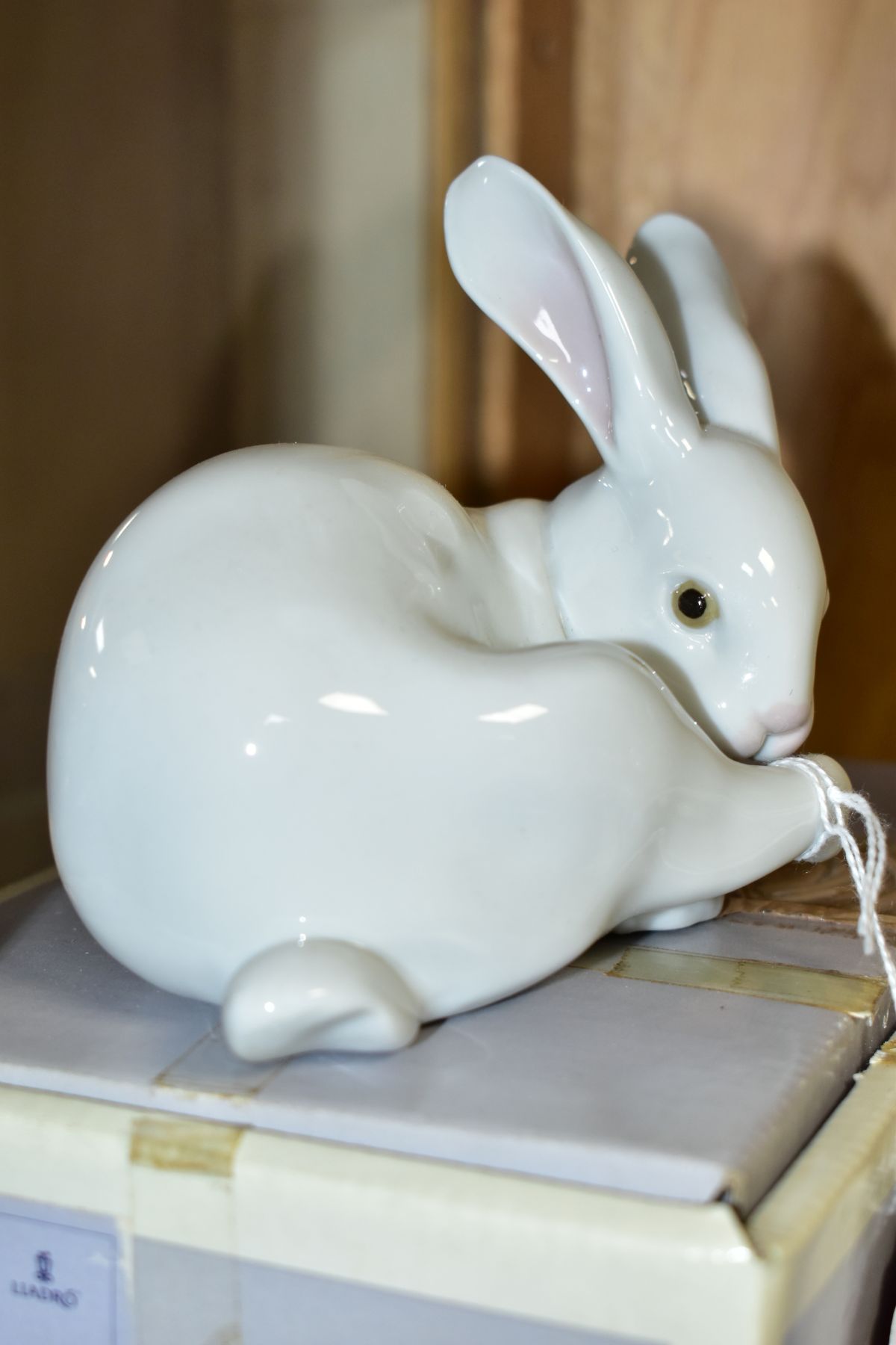 TWO BOXED LLADRO RABBIT FIGURES, comprising Preening Bunny 05906 by Fulgencio Garcia, height 10cm, - Image 3 of 5