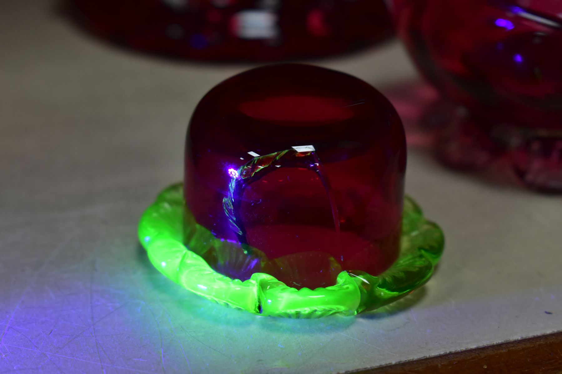 EIGHTEEN PIECES OF CRANBERRY GLASS, to include some late Victorian/Edwardian and later pieces, two - Image 13 of 17