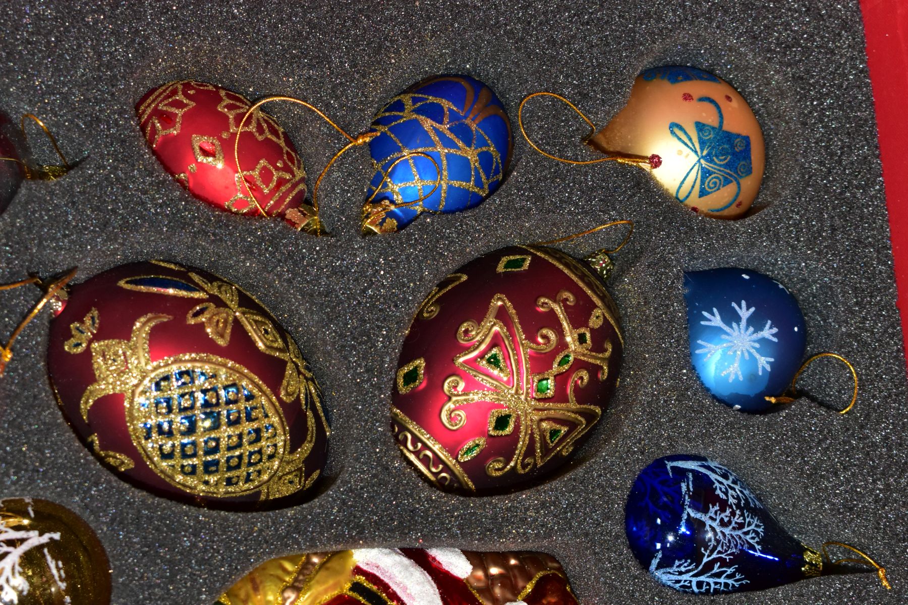 TWO BOXED SETS AND LOOSE THOMAS PACCONI BLOWN GLASS CHRISTMAS ORNAMENTS, comprising two free - Image 11 of 19