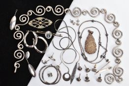A SELECTION OF SILVER JEWELLERY, to include a silver lariat necklace, approximate length 595mm,