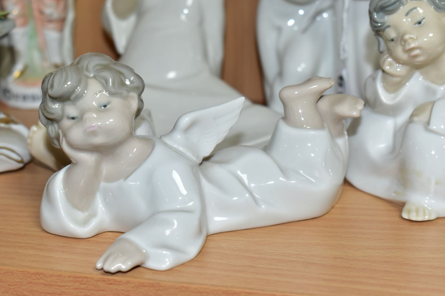 FOUR LLADRO ANGEL FIGURINES COMPRISING 'ANGELS' THREE ANGELS SINGING FROM A SHEEET OF MUSIC 1004542, - Image 2 of 7