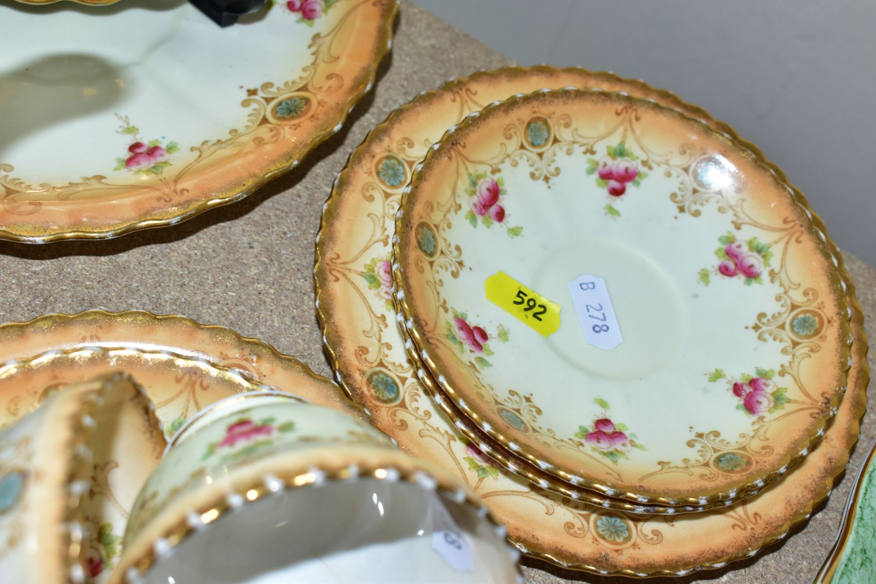 A VINTAGE ROYAL ALBERT CROWN CHINA TWENTY FIVE PIECE PART TEA SET, comprising two cake plates, seven - Image 6 of 7