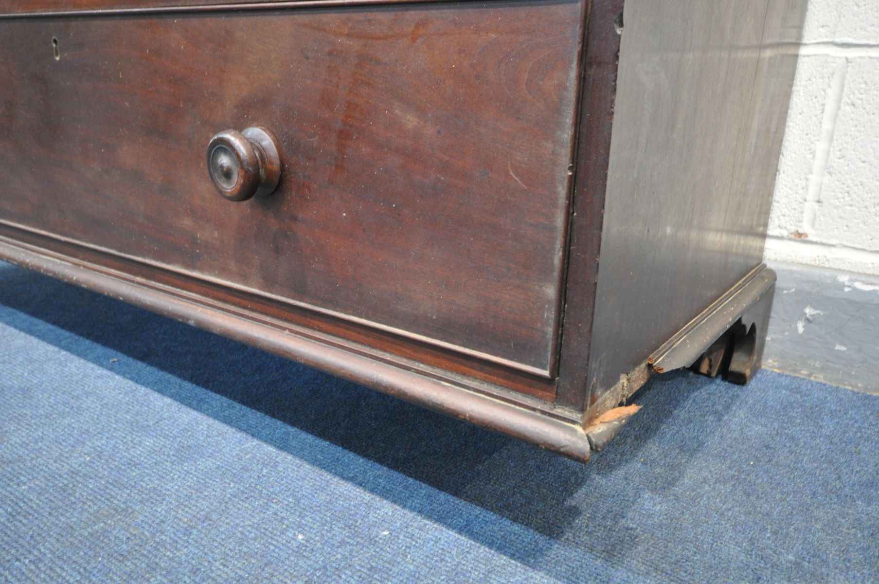 A GEORGIAN MAHOGANY CHEST OF TWO SHORT OVER THREE LONG DRAWERS, with circular handles, on bracket - Image 5 of 5