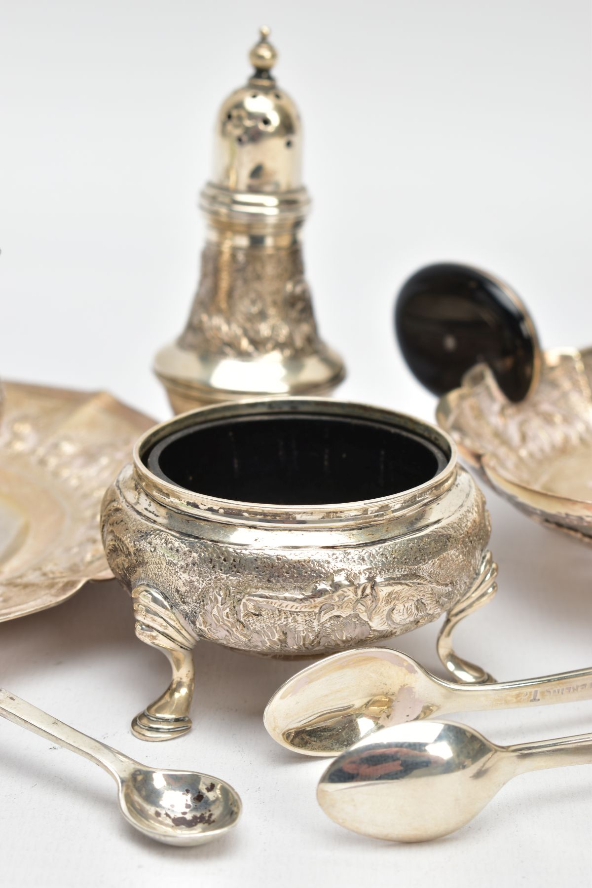 A SELECTION OF INDIAN WHITE METAL ITEMS, to include a white metal tea strainer with a circular - Image 7 of 10