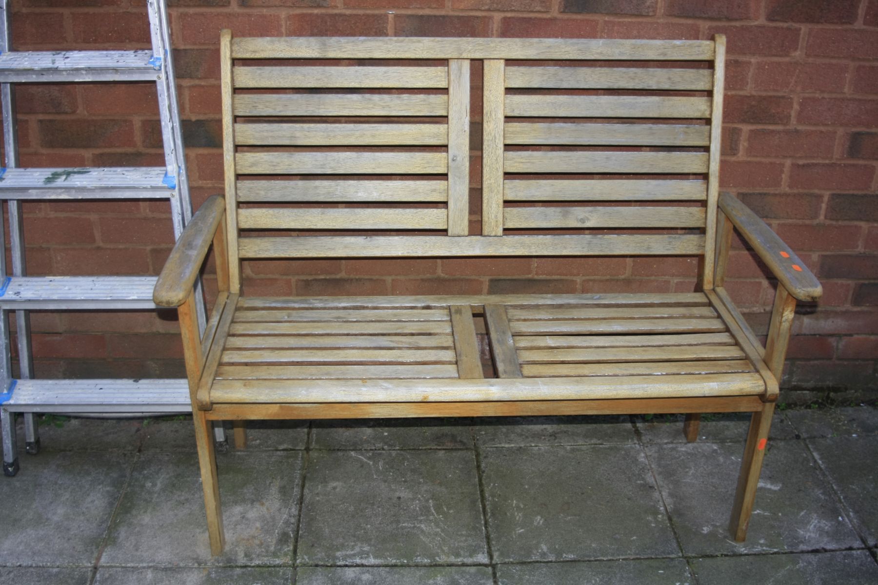 A TEAK GARDEN BENCH, width 120cm x depth 57cm x height 95cm together with a set of step ladders, - Bild 2 aus 2