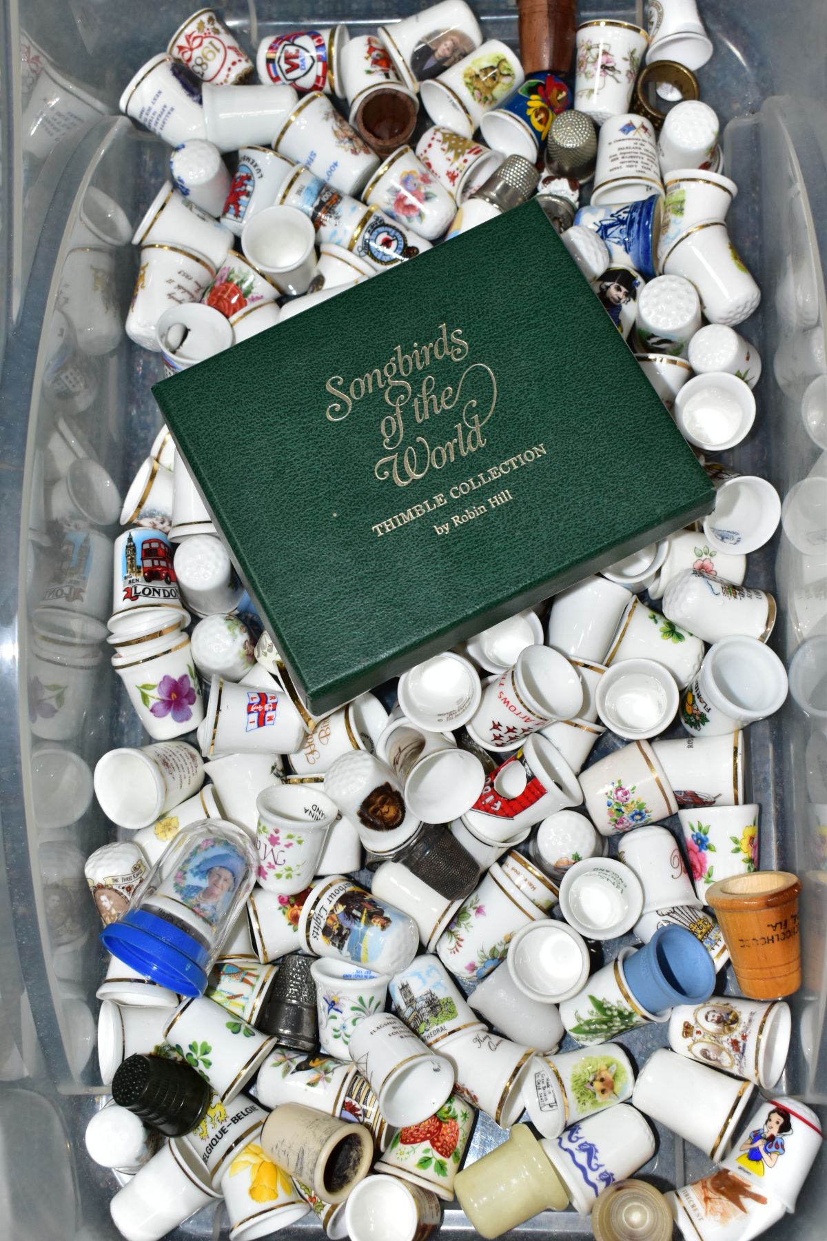 A GROUP OF CERAMIC GIFTWARES, THIMBLES AND OTHER ITEMS, to include a boxed Royal Doulton Miss - Image 15 of 19