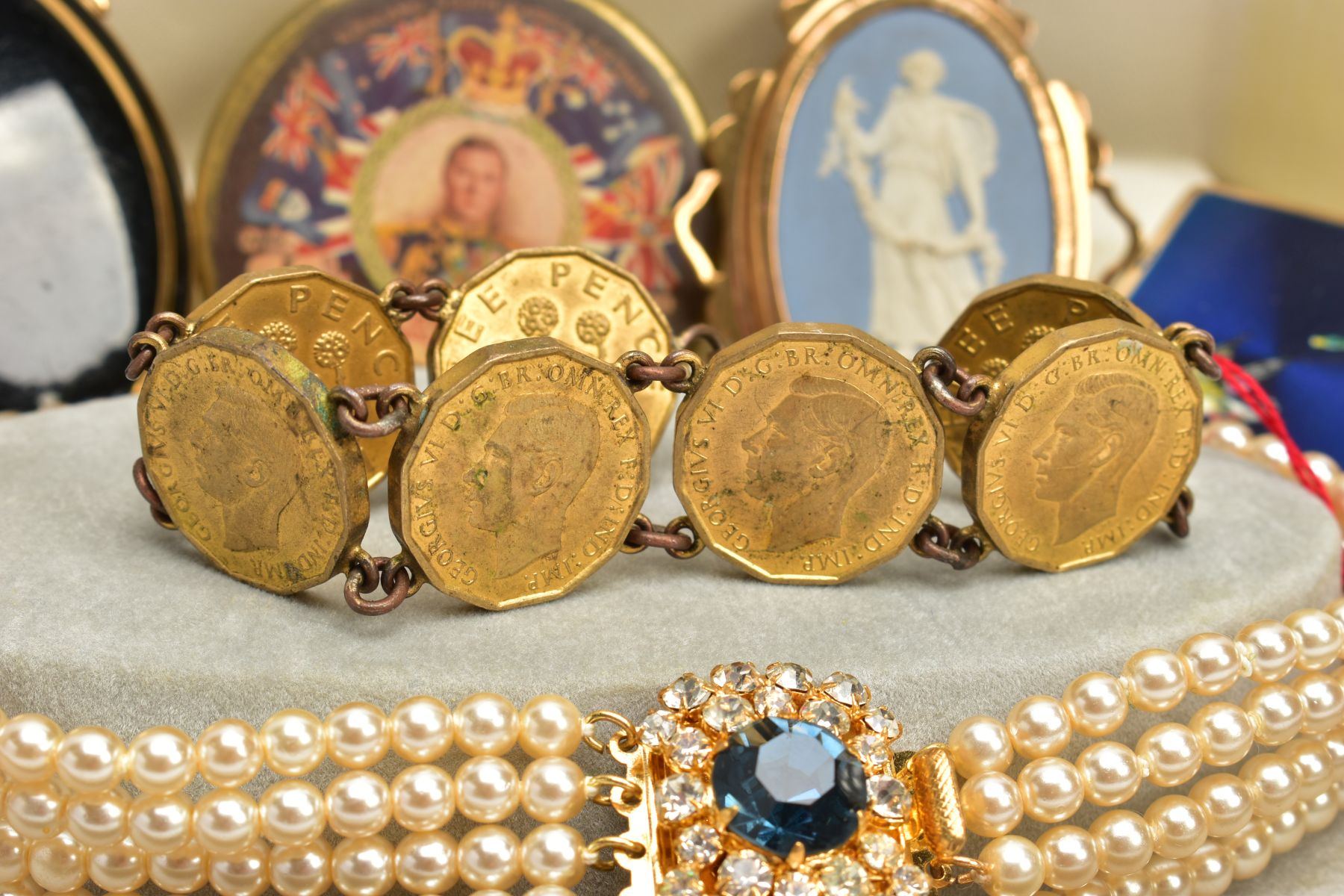 A TRAY OF ASSORTED ITEMS, to include a boxed imitation pearl necklace fitted with a yellow metal - Image 4 of 4