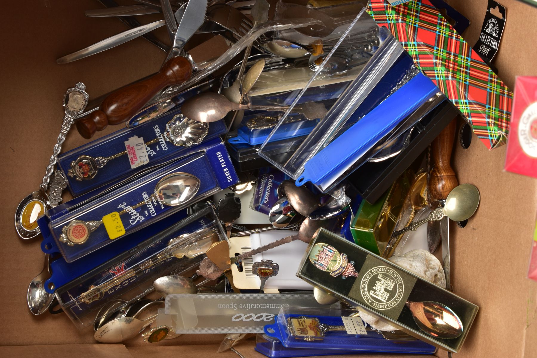 A BOX OF ASSORTED CUTLERY, to include a cased set of seven nickle silver shell shaped dessert - Image 6 of 6