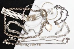 A SELECTION OF SILVER AND WHITE METAL JEWELLERY, to include a silver, wide brick link bracelet,