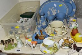 A GROUP OF CERAMIC GIFTWARES, THIMBLES AND OTHER ITEMS, to include a boxed Royal Doulton Miss