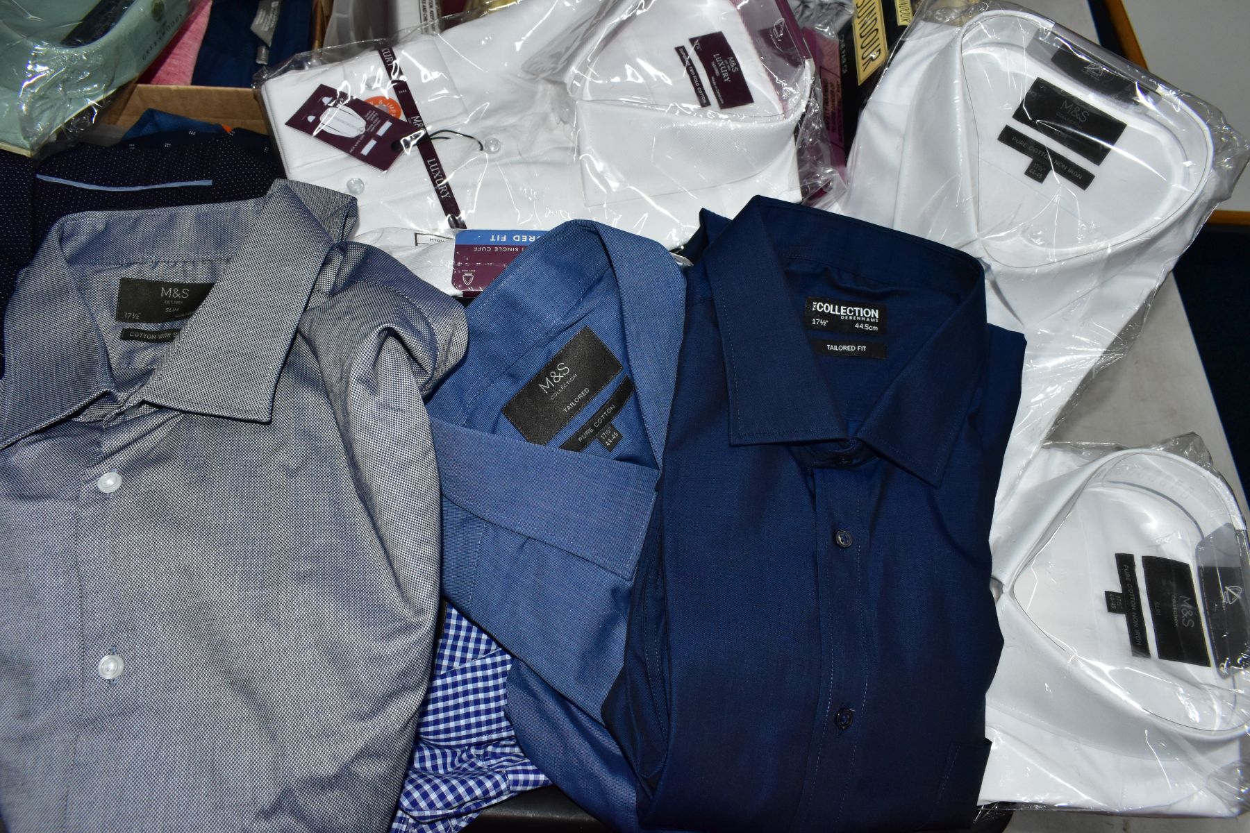 NINE BOXES OF MEN'S KNITWEAR, FORMAL SHIRTS AND T-SHIRTS WITH BEDDING ETC, to include five boxes - Image 5 of 7