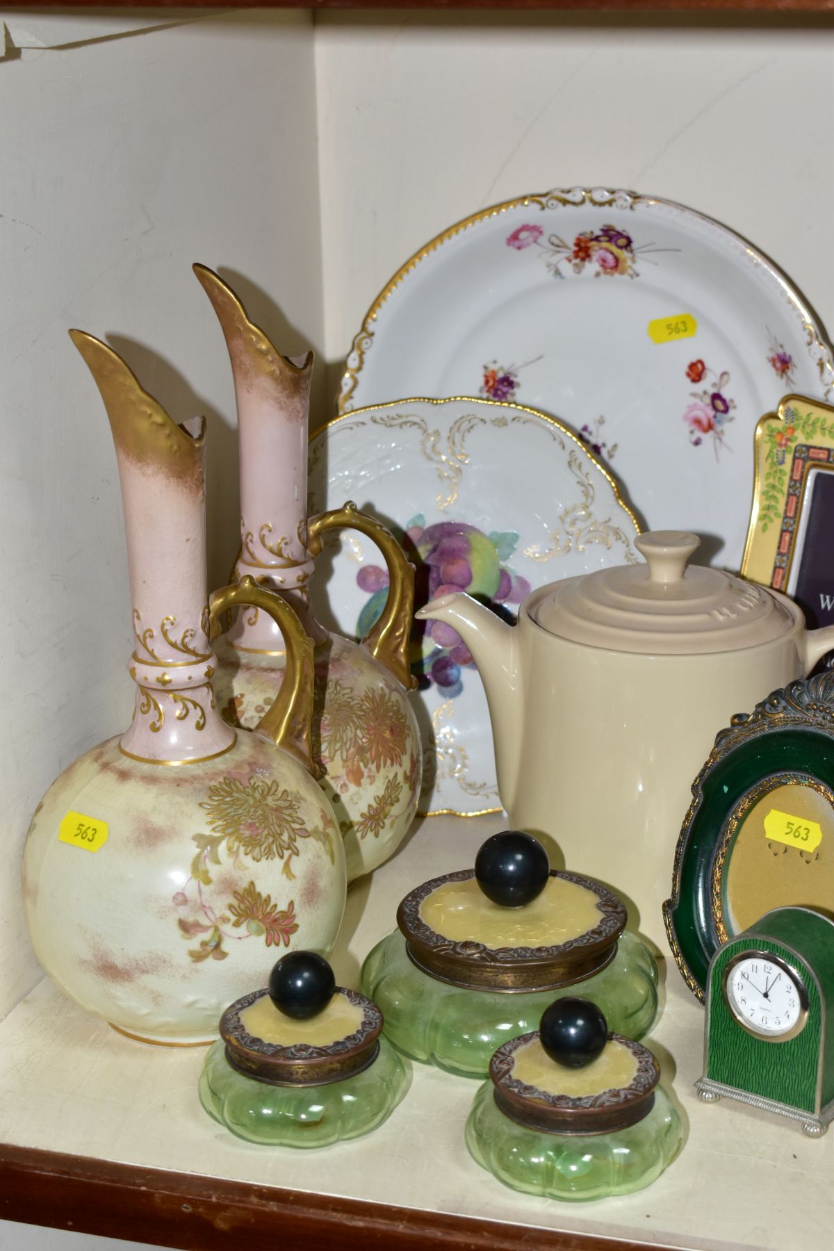 A GROUP OF CERAMICS AND SUNDRY ITEMS, including a cream Le Creuset Grand 1.3l stoneware teapot, a