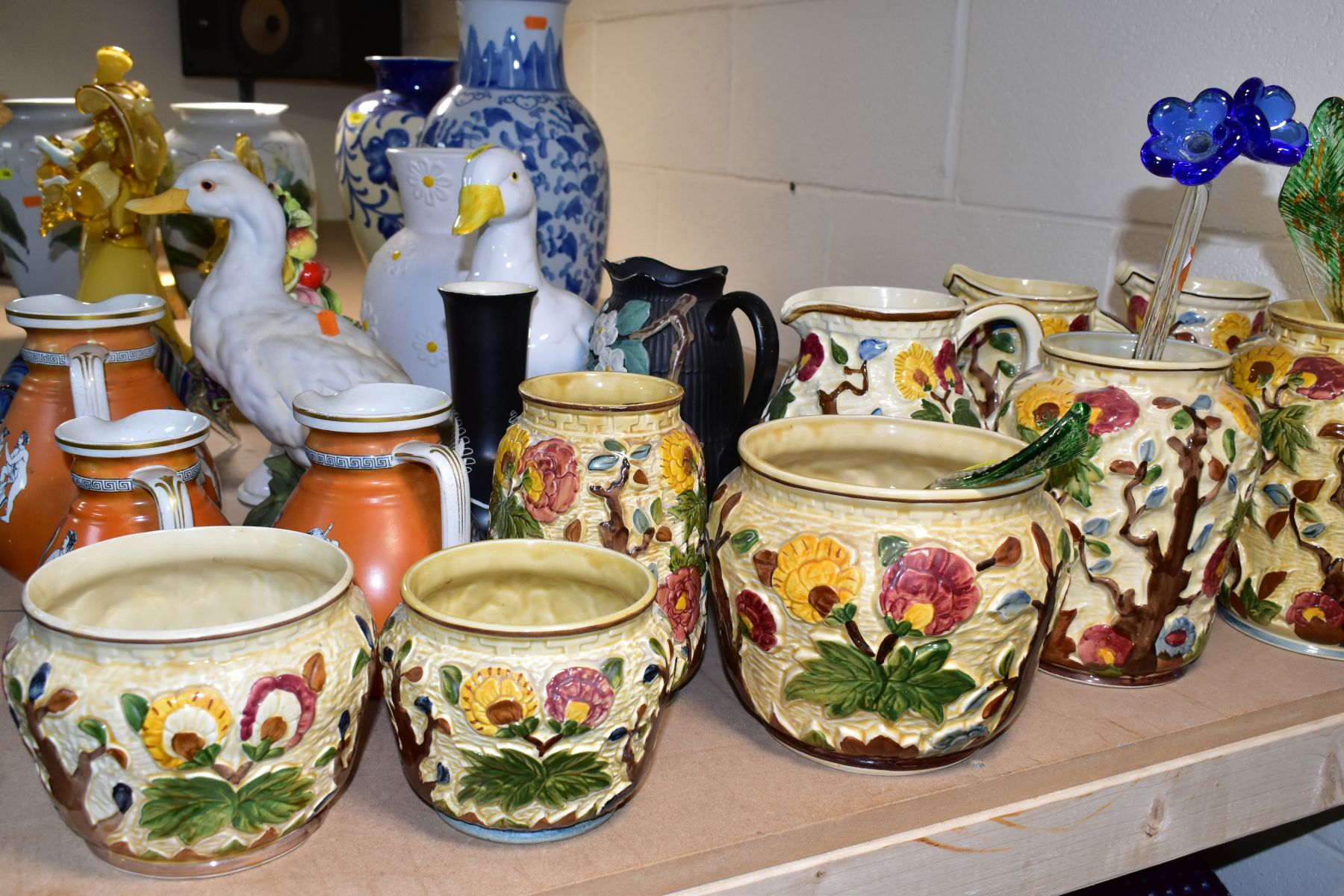 A QUANTITY OF DECORATIVE CERAMICS AND GLASSWARE, MOSTLY MID TO LATE 20TH CENTURY, including three - Image 20 of 23