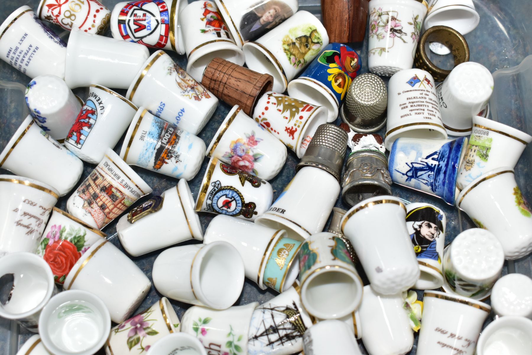 A GROUP OF CERAMIC GIFTWARES, THIMBLES AND OTHER ITEMS, to include a boxed Royal Doulton Miss - Image 17 of 19