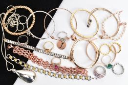 A BAG OF ASSORTED COSTUME JEWELLERY, to include a silver gilt, rope twist hinged bangle, fitted with