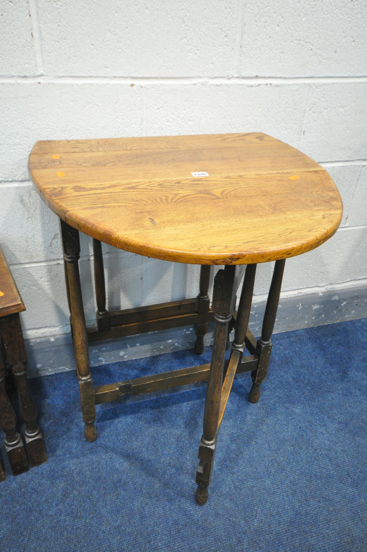 AN OAK OVAL TOP GATE LEG TABLE, open length 87cm x depth 35cm x height 72cm (condition:-crack to - Bild 2 aus 3