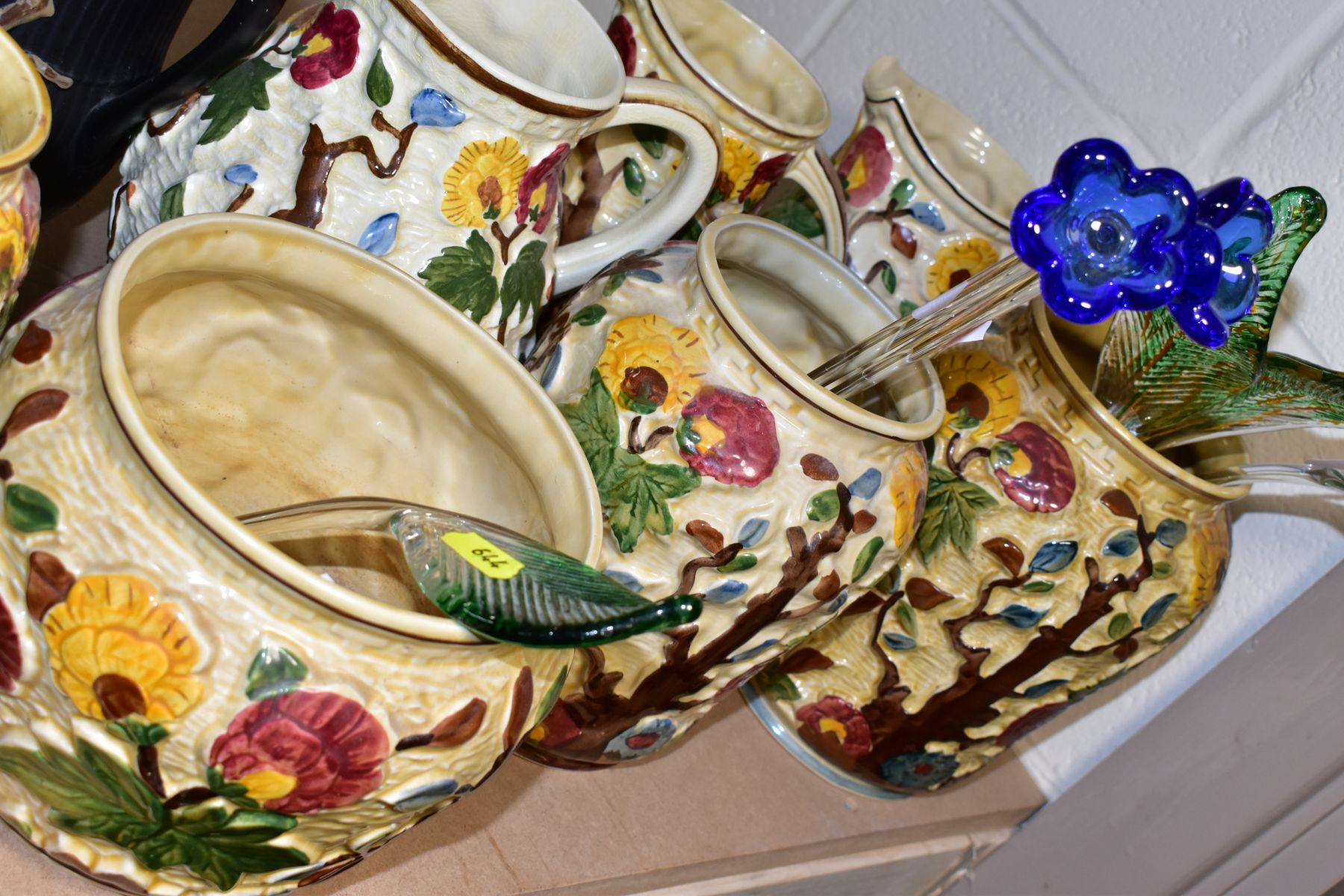 A QUANTITY OF DECORATIVE CERAMICS AND GLASSWARE, MOSTLY MID TO LATE 20TH CENTURY, including three - Image 19 of 23