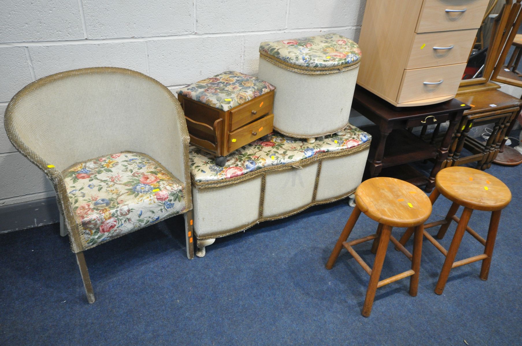 A SELECTION OF OCCASIONAL FURNITURE, to include an oak nest of three tables, a pine triple mirror, - Image 4 of 5