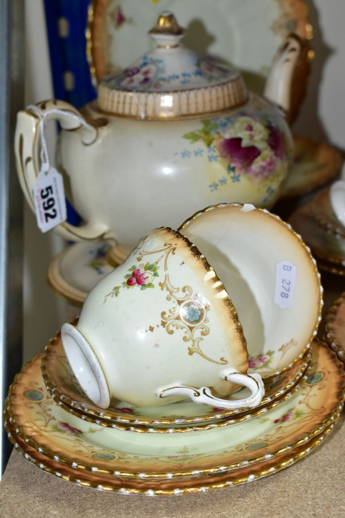 A VINTAGE ROYAL ALBERT CROWN CHINA TWENTY FIVE PIECE PART TEA SET, comprising two cake plates, seven - Image 3 of 7