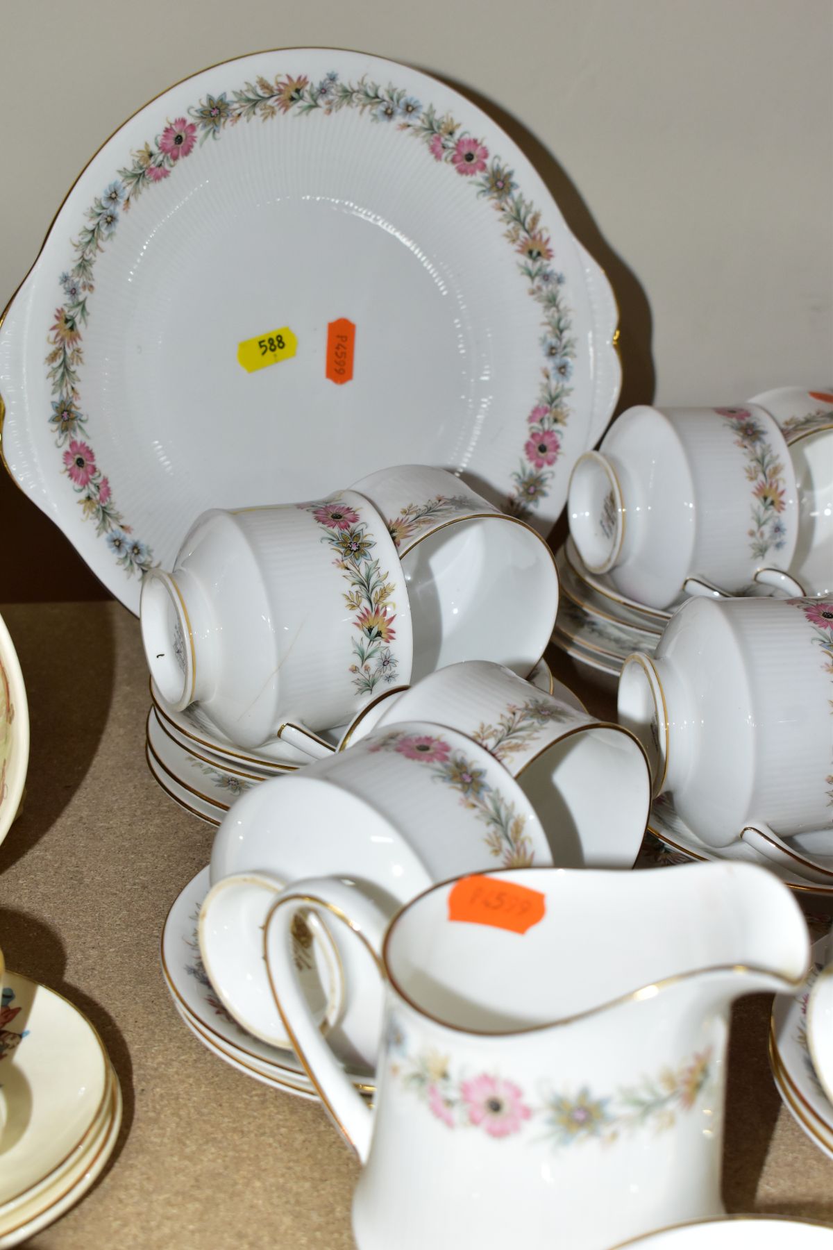 A SEVENTY SEVEN PIECE PARAGON ROSAMUNDA DINNER SERVICE WITH A THIRTY PIECE PARAGON BELINDA PART - Image 9 of 10