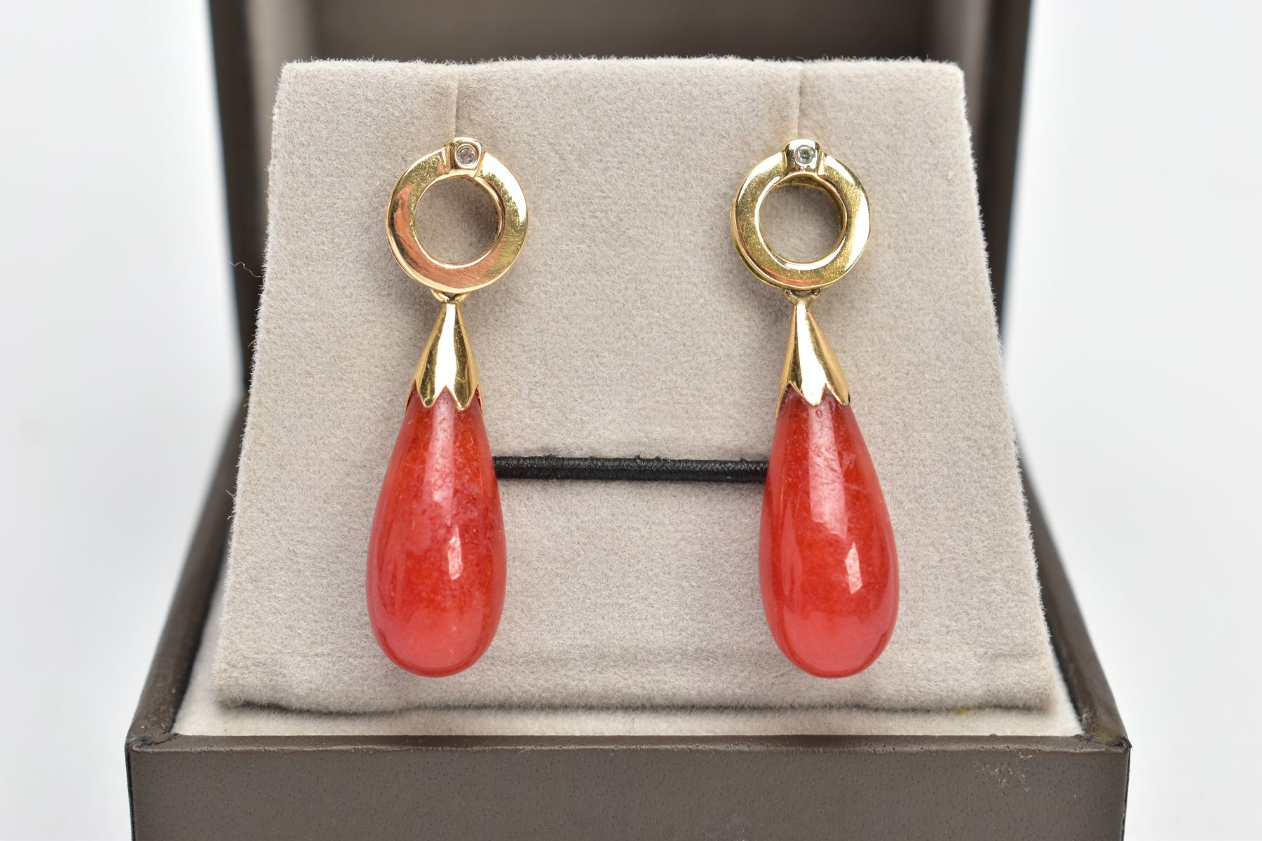 A PAIR OF AGATE DROP EARRINGS, tear drop polished agate earrings in a yellow metal setting, with