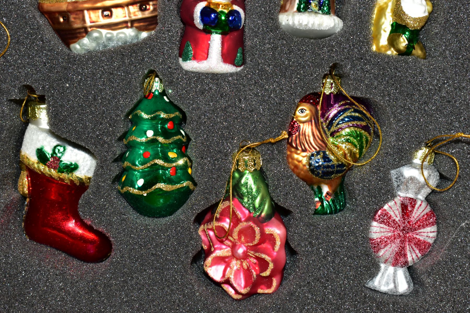 TWO BOXED SETS AND LOOSE THOMAS PACCONI BLOWN GLASS CHRISTMAS ORNAMENTS, comprising two free - Image 16 of 19