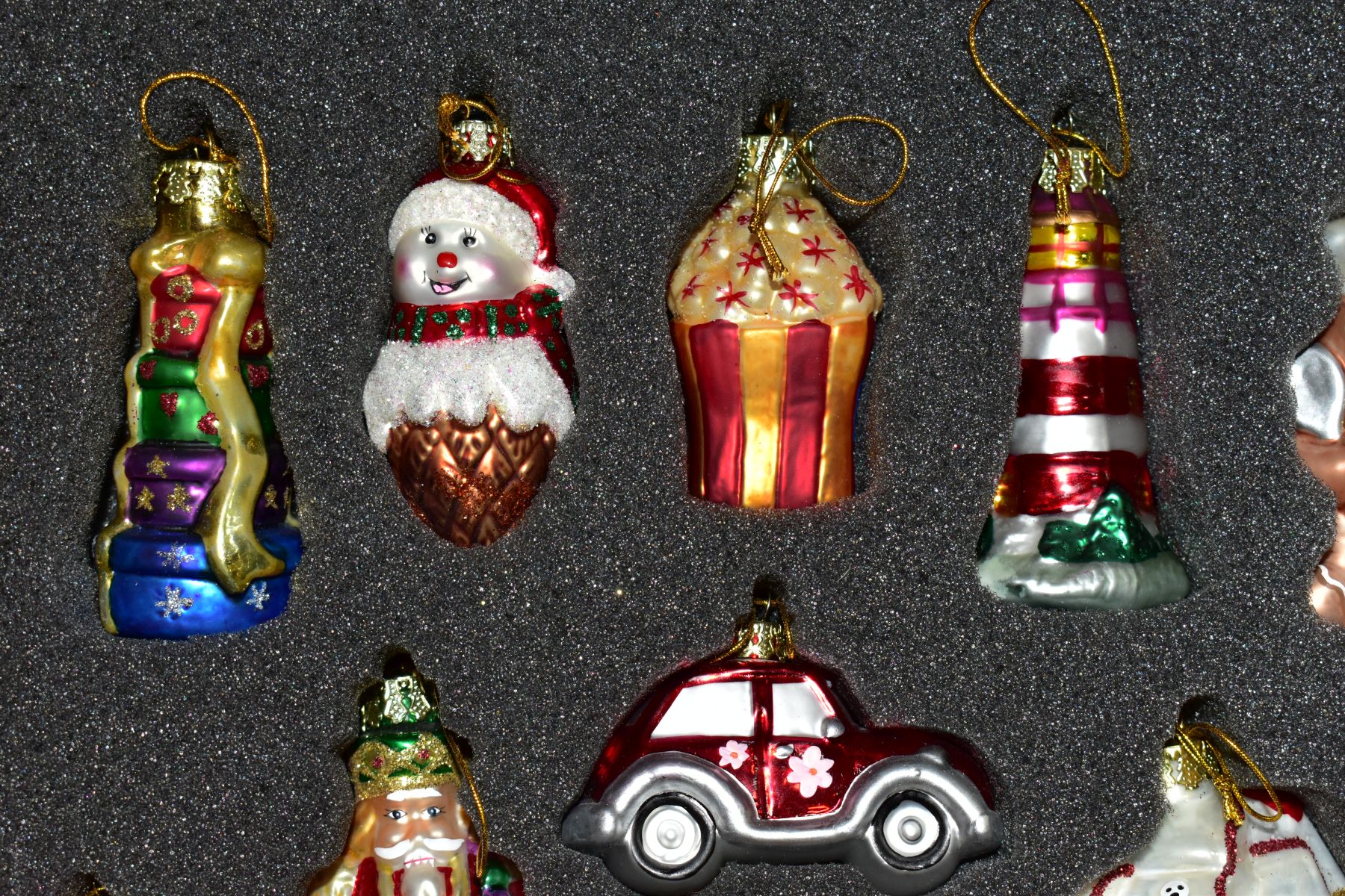 TWO BOXED SETS AND LOOSE THOMAS PACCONI BLOWN GLASS CHRISTMAS ORNAMENTS, comprising two free - Image 18 of 19