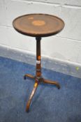 A LOW EDWARDIAN MAHOGANY AND INLAID TORCHERE STAND, on outsplayed tripod legs, diameter 34cm x