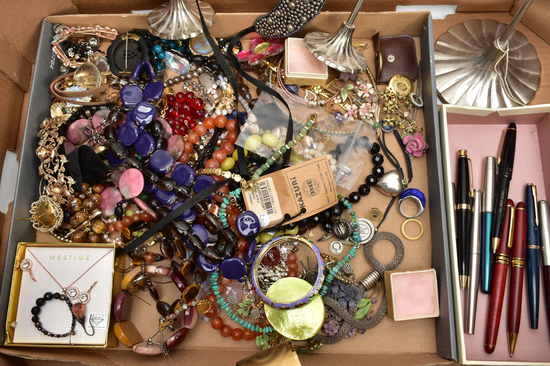 A BOX OF ASSORTED ITEMS, to include a silver handled manicure set encased in its original box, - Image 6 of 10