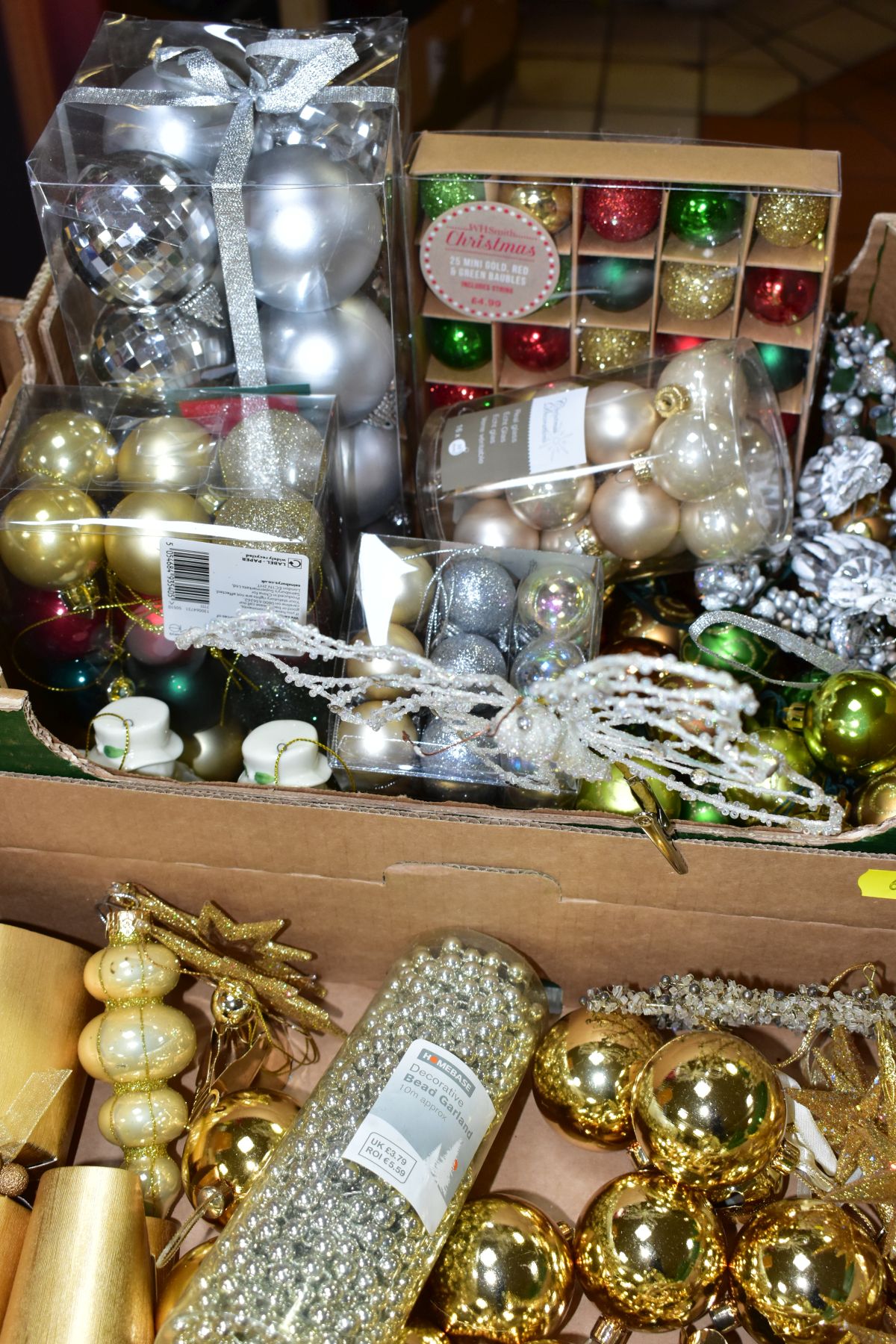 THREE BOXES AND LOOSE CHRISTMAS DECORATIONS, to include two boxed Christmas ornament sets (red/ - Image 8 of 8